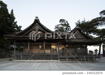 湖岸邊神社建築的正面全景。 湖岸邊神社建築的正面全景。 140322674