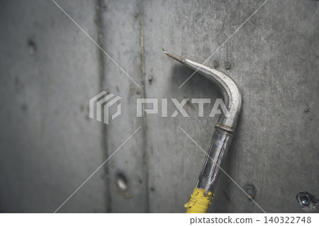 Close-up of a crowbar and a concrete wall 140322748