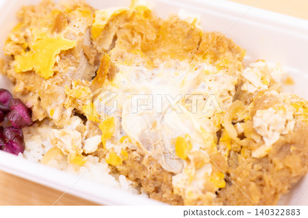 美味的豬排丼便當 美味的豬排丼便當 140322883