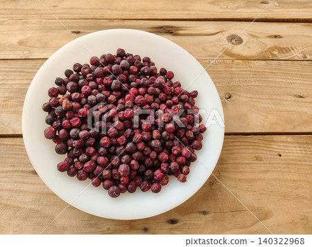 falsa berries on white plate placed over rustic wooden table falsa berries on white plate placed over rustic wooden table 140322968