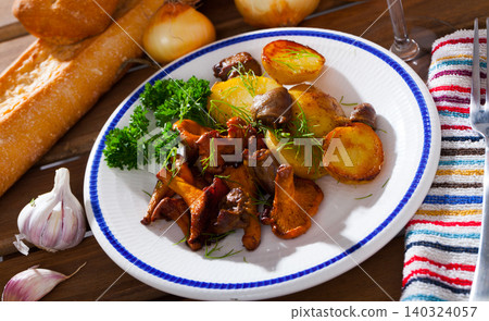 Fried chanterelles with potatoes and chicken hearts 140324057