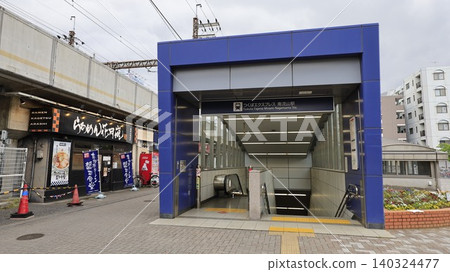 筑波快線南流山站 A3 出口（交通廣場前/朝北出口方向）已安裝自動扶梯。 140324477