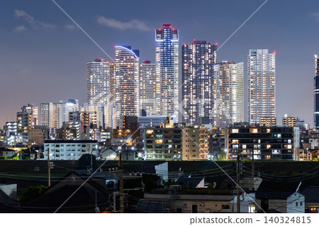 從武藏小杉俯瞰高樓林立的公寓大樓群,可欣賞迷人的城市夜景。 從武藏小杉俯瞰高樓林立的公寓大樓群,可欣賞迷人的城市夜景。 140324815