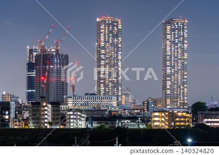 從武藏小杉俯瞰高樓林立的公寓大樓群,可欣賞迷人的城市夜景。 從武藏小杉俯瞰高樓林立的公寓大樓群,可欣賞迷人的城市夜景。 140324820