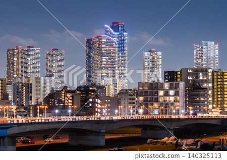Night view of the tower apartment buildings in Musashi-Kosugi from the Tamagawa riverbed. Night view of the tower apartment buildings in Musashi-Kosugi from the Tamagawa riverbed. 140325113