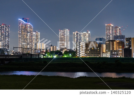 從玉川河床眺望武藏小杉的塔樓公寓夜景。 從玉川河床眺望武藏小杉的塔樓公寓夜景。 140325120