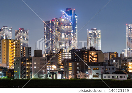 Night view of the tower apartment buildings in Musashi-Kosugi from the Tamagawa riverbed. Night view of the tower apartment buildings in Musashi-Kosugi from the Tamagawa riverbed. 140325129