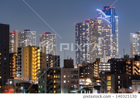 Night view of the tower apartment buildings in Musashi-Kosugi from the Tamagawa riverbed. Night view of the tower apartment buildings in Musashi-Kosugi from the Tamagawa riverbed. 140325130
