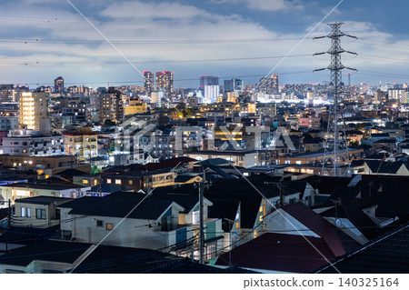 從川崎市山頂眺望武藏小杉的高層公寓大樓群夜景 從川崎市山頂眺望武藏小杉的高層公寓大樓群夜景 140325164