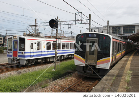 Hokuetsu Express HK100和Joetsu Line E129 Hokuetsu Express HK100和Joetsu Line E129 140326201
