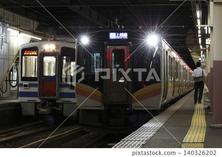 Hokuetsu Express HK100和Joetsu Line E129 Hokuetsu Express HK100和Joetsu Line E129 140326202
