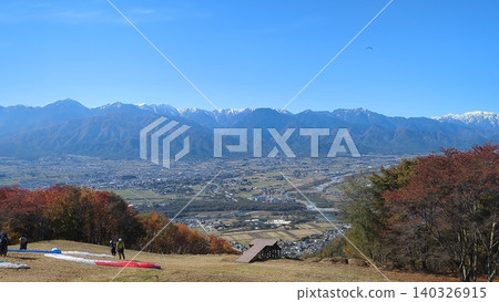 從和田峠眺望松本市，秋色正濃。 140326915