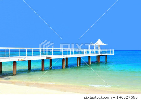 [Okinawa Prefecture] Fusaki Beach Pier on a clear, sunny day (Ishigaki Island) 140327663