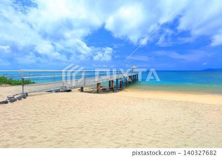 [Okinawa Prefecture] Fusaki Beach Pier on a sunny day (Ishigaki Island) 140327682