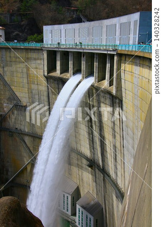 From the arch dam overlooking the Setoai Gorge... Kawamata Dam during inspection discharge. From the arch dam overlooking the Setoai Gorge... Kawamata Dam during inspection discharge. 140328242