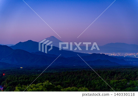 [Yamanashi Prefecture] Distant view of Mt. Fuji from the Utsukushimori Observatory in Kiyosato before dawn 140330118