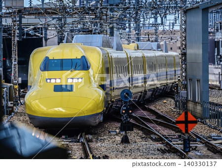 帥氣的「黃博士號」列車抵達新大阪站。 帥氣的「黃博士號」列車抵達新大阪站。 140330137