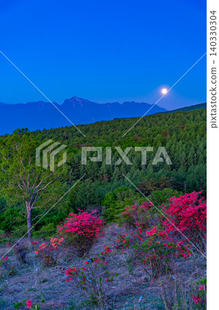 [Yamanashi Prefecture] Beautiful forest of Kiyosato with azaleas in bloom, distant view of the Southern Alps, setting moon 140330304