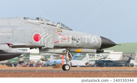 日本航空自衛隊F-4EJ Kai「鬼怪II」戰鬥機在跑道上 日本航空自衛隊F-4EJ Kai「鬼怪II」戰鬥機在跑道上 140330344