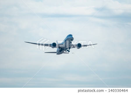 一架波音787飛機起飛前往目的地。 一架波音787飛機起飛前往目的地。 140330464