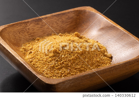 Yellow chili powder Yellow chili powder 140330612