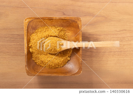 Yellow chili powder Yellow chili powder 140330616
