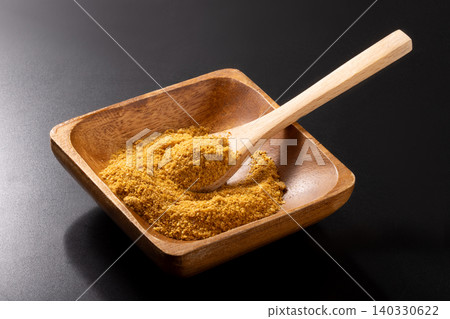 Yellow chili powder Yellow chili powder 140330622