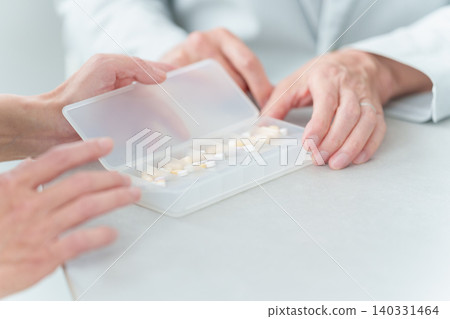 一位老先生從女兒那裡了解到有關他用藥的資訊。 140331464