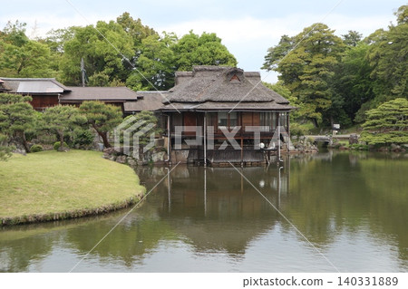 彥根城玄久樂樂園的景色,是琵琶湖八景之一,正在申請世界遺產地位。 彥根城玄久樂樂園的景色,是琵琶湖八景之一,正在申請世界遺產地位。 140331889