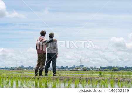 農場男人的背影,他們互相摟著對方的肩膀。 農場男人的背影,他們互相摟著對方的肩膀。 140332129