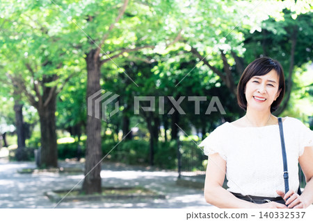 中年女性通勤上班 140332537