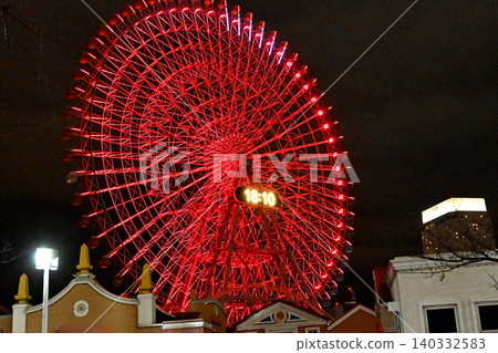 A Ferris wheel lit up in bright red (Yokohama City, Kanagawa Prefecture) A Ferris wheel lit up in bright red (Yokohama City, Kanagawa Prefecture) 140332583