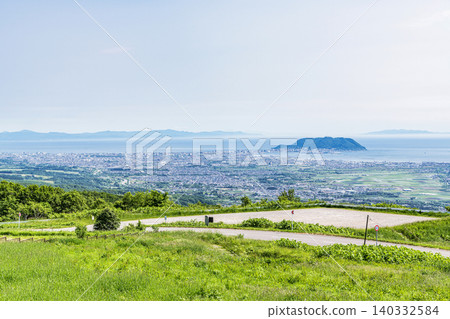 從北海道龜田郡七江町的大牧場展望台上眺望函館市。 從北海道龜田郡七江町的大牧場展望台上眺望函館市。 140332584