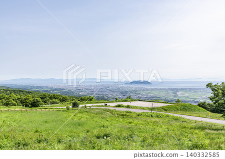 從北海道龜田郡七江町的大牧場展望台上眺望函館市。 從北海道龜田郡七江町的大牧場展望台上眺望函館市。 140332585