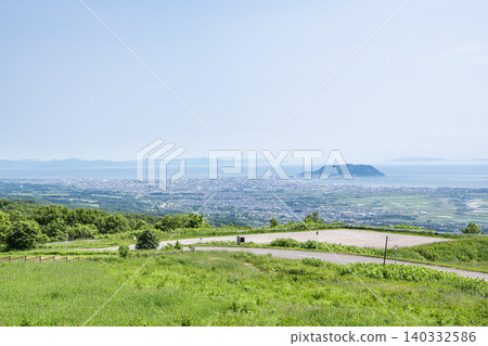 從北海道龜田郡七江町的大牧場展望台上眺望函館市。 從北海道龜田郡七江町的大牧場展望台上眺望函館市。 140332586