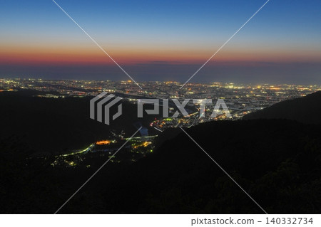 Night view of the Tedori River alluvial fan from Sai-Tsuru Forest Road (Okushishiku Mountain) 140332734