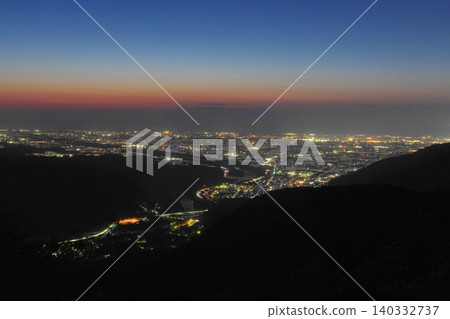 從西鶴森林公路(奧紫石山)眺望手取川沖積扇的夜景 從西鶴森林公路(奧紫石山)眺望手取川沖積扇的夜景 140332737