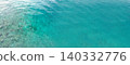 夏季水下景觀，擁有清澈碧綠的海水和嶙峋的礁石。 140332776