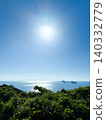 壯麗的海景俯瞰著陽光灑在海面上的島嶼。 140332779