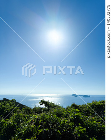 壯麗的海景俯瞰著陽光灑在海面上的島嶼。 壯麗的海景俯瞰著陽光灑在海面上的島嶼。 140332779