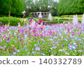 一張盛開的粉蝶花和其他花卉的風景照片。 140332789