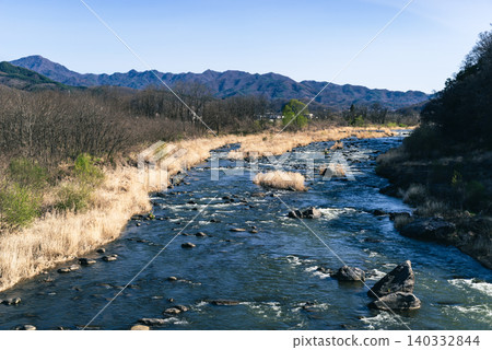 春日溪流景觀:長野縣千曲川。 b-2 冷色調,高對比。 春日溪流景觀:長野縣千曲川。 b-2 冷色調,高對比。 140332844