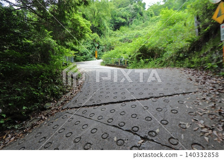 日本最陡峭的山口:308號國道上的倉駱峠(大阪府東大阪市) 日本最陡峭的山口:308號國道上的倉駱峠(大阪府東大阪市) 140332858