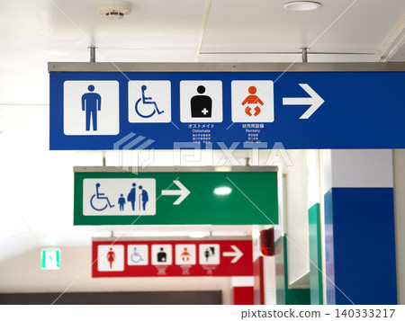 Toilet directions sign in a parking area Toilet directions sign in a parking area 140333217