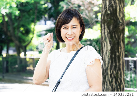 中年女性通勤上班 140333281