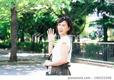 中年女性通勤上班 140333309