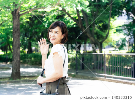 中年女性通勤上班 140333310
