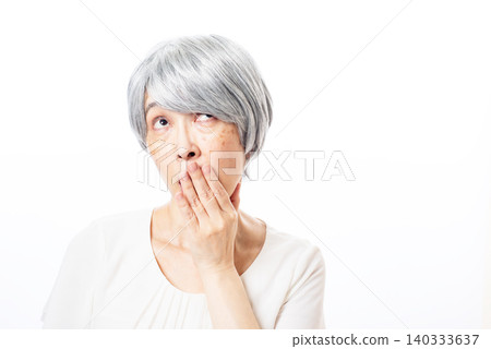 一位白髮蒼蒼的老婦人裝作不知情。 140333637