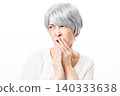 一位白髮蒼蒼的老婦人，喜歡說別人的壞話。 140333638
