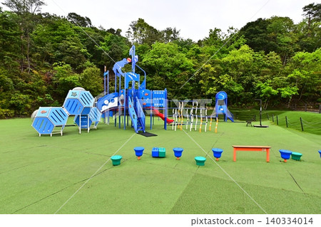 一個被鬱鬱蔥蔥的青山環繞的公園。 一個被鬱鬱蔥蔥的青山環繞的公園。 140334014